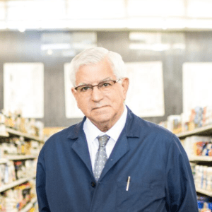 Headshot of Darrell Corti with grocery shelves in the background